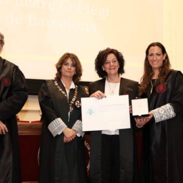 Teresa Blasi Gacho, sòcia fundadora del Col•lectiu AiDE, rep la medalla del ICAB a la seva trajectòria professional
